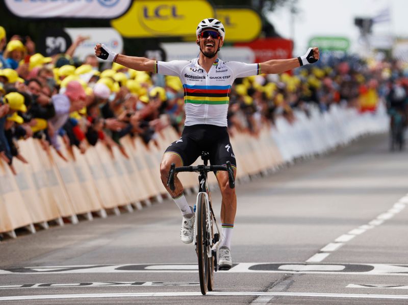 &copy; Reuters. الفرنسي يوليان آلافيليب يحتفل بفوزه بالمرحلة الأولى من سباق فرنسا للدراجات من برست‭‬ يوم السبت. تصوير: رويترز.