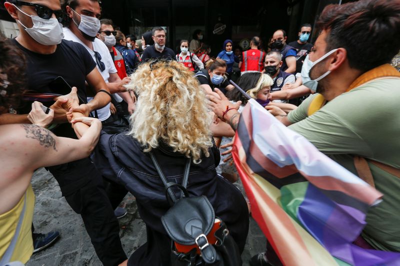 &copy; Reuters. La police turque a fait usage samedi de gaz lacrymogène pour disperser une foule qui s'était rassemblée pour une marche des Fiertés dans le centre d'Istanbul et a interpellé des personnes souhaitant participer à l'événement interdit par les autori