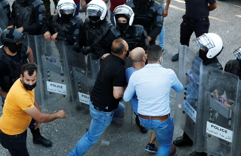 &copy; Reuters. Manifestantes se enfrentan a efectivos de seguridad de la Autoridad Palestina durante una protesta en Ramalá por la muerte de un político disidente que había sido arrestado. Junio, 2021. REUTERS/Mohamad Torokman