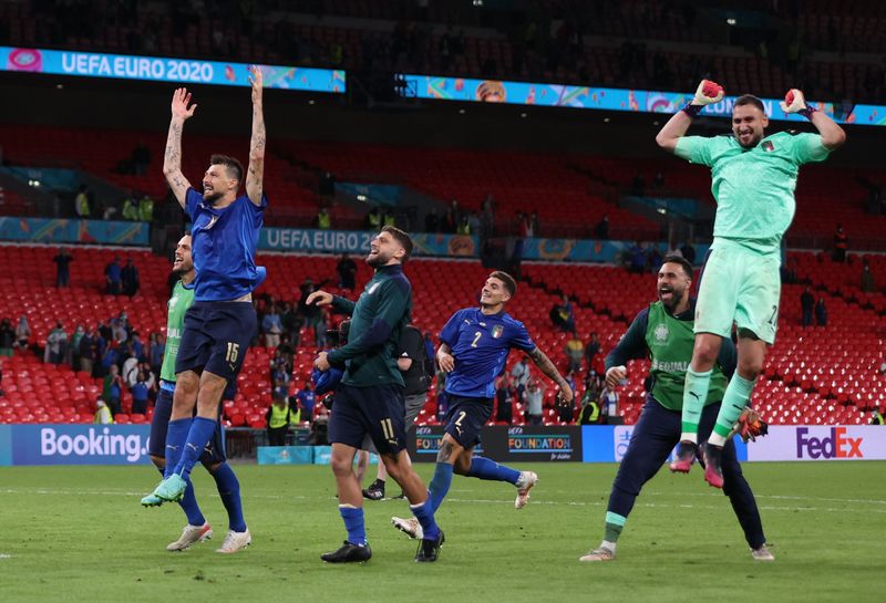© Reuters. لاعبو ايطاليا يحتفلون مع جماهيرهم عقب الفوز على النمسا في بطولة أوروبا لكرة القدم في لندن يوم السبت. صورة لرويترز من ممثل لوكالات الأنباء.