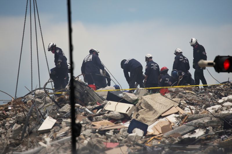 &copy; Reuters. عمال انقاذ يواصلون البحث عن ناجيين وعمليات الانقاذ لمبنى تشامبلين تاورز ساوث الذي انهار في سيرفسايد بفلوريدا يوم السبت. تصوير: ماركو بيلو - 