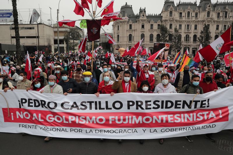 © Reuters. Foto del sábado de manifestantes a favor del candidato Pedro Castillo en una manifestación en Lima. 
Jun 26, 2021. REUTERS/Sebastian Castaneda