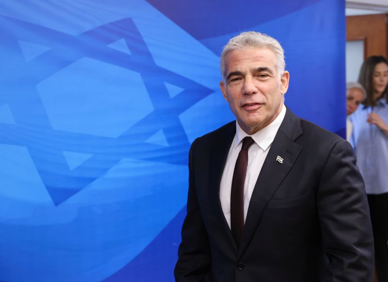 &copy; Reuters. Israeli alternate Prime Minister and Foreign Minister Yair Lapid arrives to attend the first weekly cabinet meeting of the new government in Jerusalem June 20, 2021. Emmanuel Dunand/Pool via REUTERS