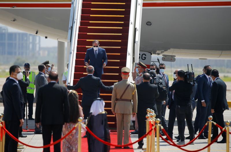 © Reuters. الرئيس العراقي برهم صالح يرحب بنظيره المصري عبد الفتاح السيسي لدى وصوله لبغداد يوم الأحد. تصوير: خالد الموصلي-رويترز.