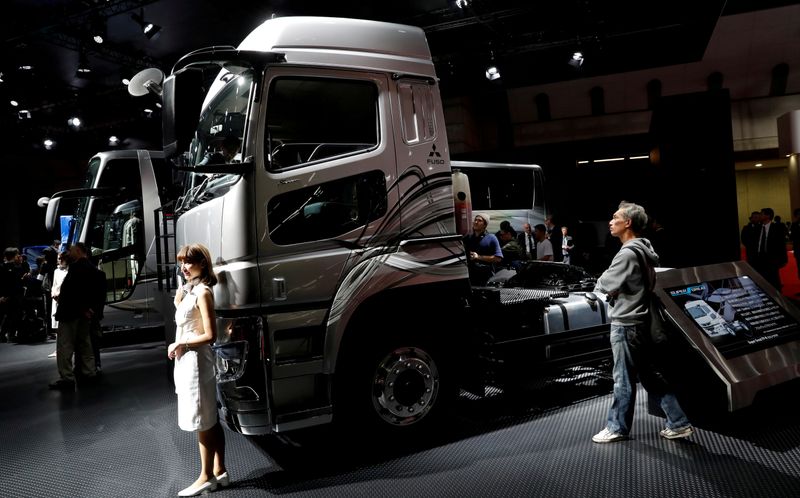 &copy; Reuters. Le camion FUSO Super Great de Daimler. Le constructeur automobile est en bonne voie pour la scission de sa division camions. /Photo d'archives/REUTERS/Kim Kyung-Hoon