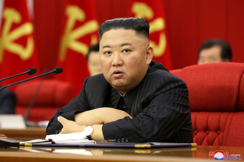 &copy; Reuters. الزعيم الكوري الشمالي كيم جونج أون يتحدث خلال اجتماع في بيونجيانج في هذه الصورة التي نشرتها وكالة الأنباء الكورية المركزية التابعة لكوريا 