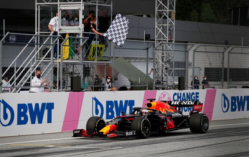 &copy; Reuters. Jun 27, 2021 
Foto del domingo del piloto de Red Bull Max Verstappen cruzando la meta para ganar el Gran Premio de Estiria de la F1. 
REUTERS/Leonhard Foeger