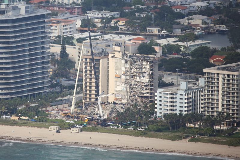 &copy; Reuters. Foto del domingo del edificio que se derrumbó en Surfside, cerca de Miami Beach, Florida
Jun 27, 2021. REUTERS/Marco Bello
