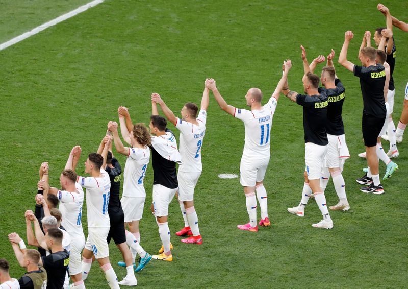 © Reuters. لاعبو منتخب التشيك يحتفلون مع جماهيرهم عقب الفوز على هولندا في بودابست يوم الأحد. صورة لرويترز من ممثل لوكالات الأنباء.