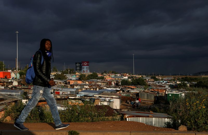 &copy; Reuters. A Soweto en Afrique du Sud. Le pays va durcir les restrictions pendant 14 jours pour freiner l'épidémie de COVID-19. /Photo d'archives/REUTERS/Siphiwe Sibeko