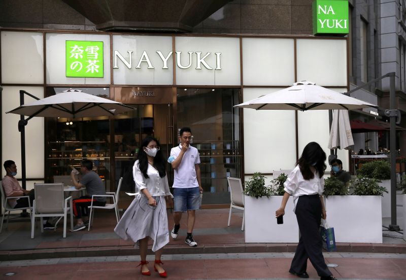 &copy; Reuters. FILE PHOTO: Customers leave a store of Chinese bubble tea chain Nayuki in Beijing, China June 24, 2021. REUTERS/Tingshu Wang/File Photo