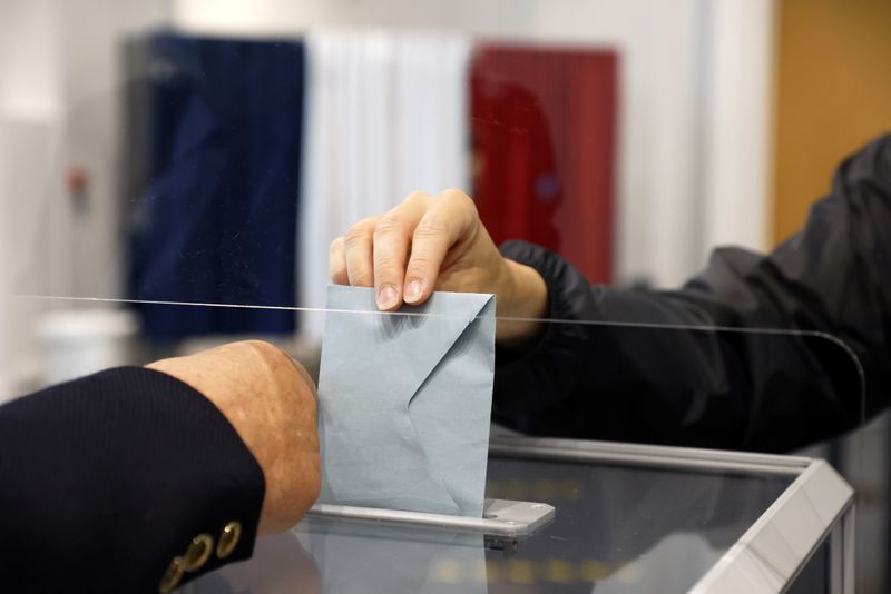 &copy; Reuters. 　フランス全土で６月２７日、地域圏と県の各議会選の第２回投票が実施された。出口調査によると、ルペン党首率いる極右の国民連合（ＲＮ）は前回同様、１３ある地域圏のうち、一つも