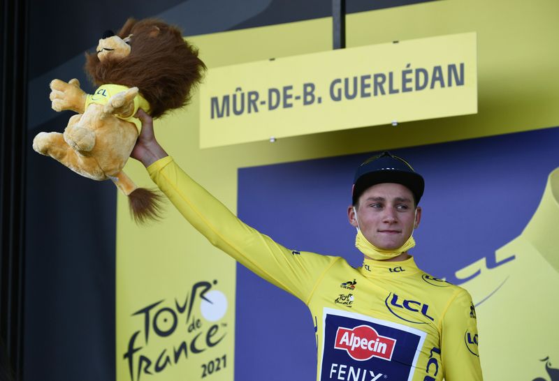 &copy; Reuters. 　世界最高峰の自転車ロードレース、ツール・ド・フランス第２ステージ、マチエ・ファンデルプール（オランダ）が４時間１８分３０秒で区間優勝した。代表撮影（２０２１年　ロイター