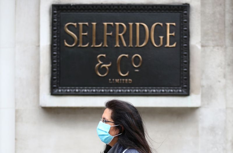 &copy; Reuters. امرأة تضع كمامة تمر بمتجر سيلفريدجز بشارع أكسفورد في صورة من أرشيف رويترز.