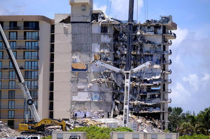 &copy; Reuters. Search and rescue personnel continue searching for victims days after a residential building partially collapsed in Surfside near Miami Beach, Florida, U.S., June 27, 2021. REUTERS/Maria Alejandra Cardona