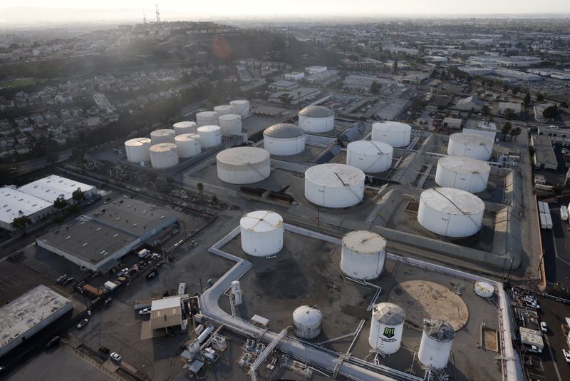 &copy; Reuters. FOTO DE ARCHIVO: Se ven contenedores de almacenamiento de petróleo en Los Ángeles, California, Estados Unidos, el 7 de abril de 2021. REUTERS/Lucy Nicholson