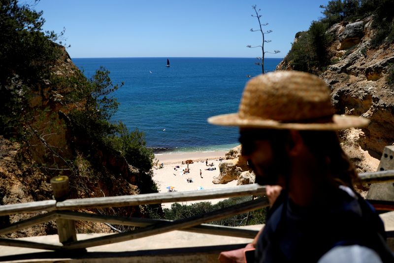 &copy; Reuters. Turisti arrivno in spiaggia in Portogallo durante la pandemia. Albufeira, Portogallo, 4 giugno 2021. REUTERS/Pedro Nunes/File Photo
