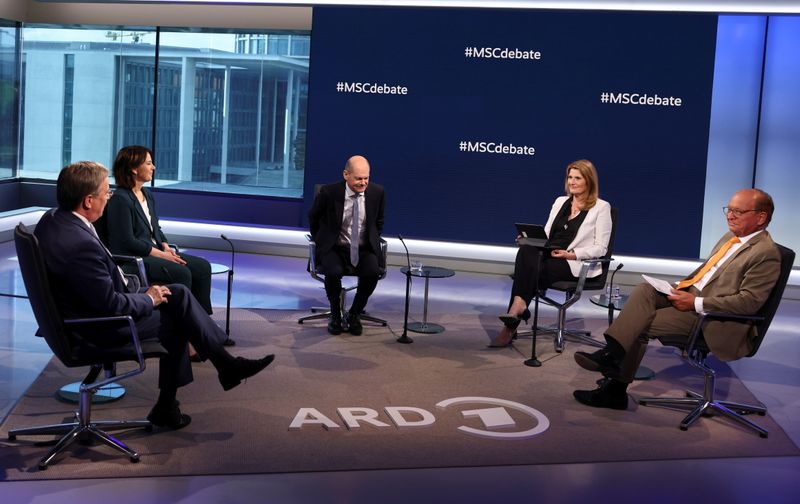&copy; Reuters. German Christian Democratic Union (CDU) leader Armin Laschet, Green party co-leader Annalena Baerbock and German Finance Minister Olaf Scholz of the Social Democratic Party (SPD) attend a television debate with presenters Tina Hassel and Wolfgang Ischinge