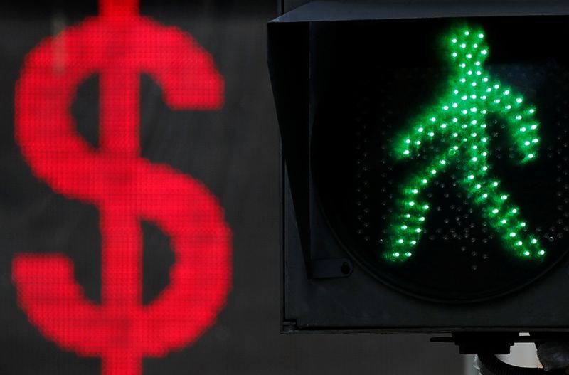 &copy; Reuters. The U.S. dollar sign is seen on an electronic board next to a traffic light in Moscow, Russia August 10, 2018. REUTERS/Maxim Shemetov/Files