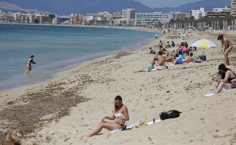 &copy; Reuters. A Palma de Majorque. L'Espagne va exiger la présentation d'un test COVID-19 négatif ou d'une preuve de vaccination pour les touristes britanniques qui souhaitent se rendre à Majorque, Ibiza et d'autres îles des Baléares, a déclaré lundi le Premier 