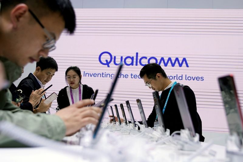 &copy; Reuters. FILE PHOTO: A Qualcomm sign is seen at the second China International Import Expo (CIIE) in Shanghai, China November 6, 2019. REUTERS/Aly Song/File Photo