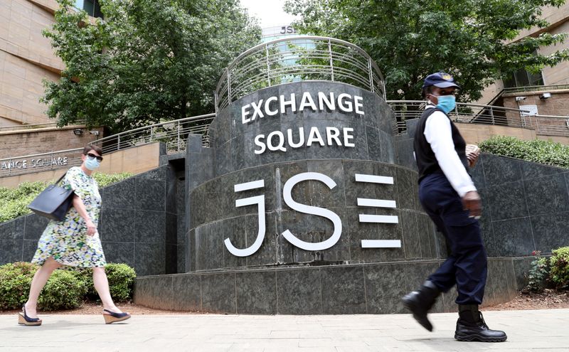 &copy; Reuters. People wearing face masks walk past the Johannesburg Stock Exchange in Sandton, South Africa,  November 9, 2020. REUTERS/Siphiwe Sibeko