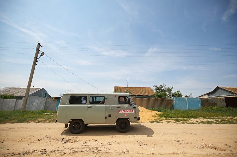 &copy; Reuters. An ambulance with health workers arriving to administer a vaccine against the coronavirus disease (COVID-19) to local residents drives along a street in the village of Loznoye in Volgograd region, Russia June 27, 2021. REUTERS/Kirill Braga