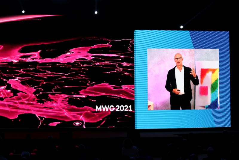 © Reuters. CEO of Deutsche Telekom AG Timotheus Hottges is seen on screen during the Mobile World Congress (MWC) in Barcelona, Spain, June 28, 2021. REUTERS/Nacho Doce