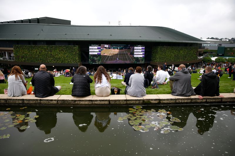 &copy; Reuters. Tenis - Wimbledon - All England Lawn Tennis and Croquet Club, Londres, Reino Unido - Los espectadores observan una pantalla gigante mientras esperan antes del comienzo del juego, 28 de junio de 2021. REUTERS/Peter Nicholls