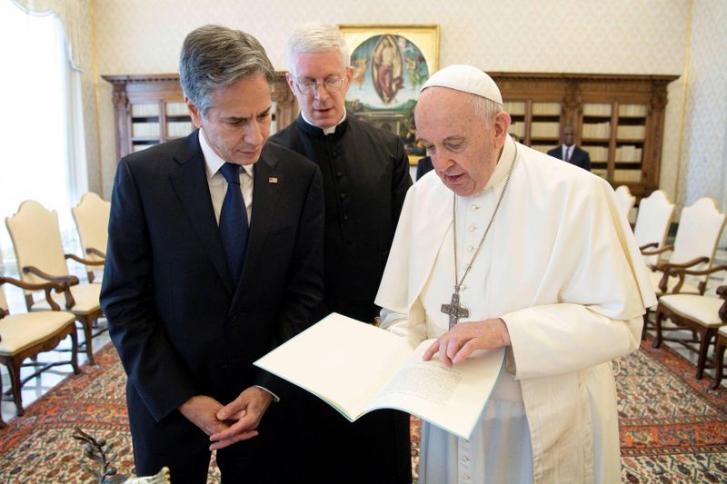&copy; Reuters. El Papa Francisco en reunión con el secretario de Estado de EEUU, Antony Blinken, El Vaticano, 28 junio 2021.
Vatican Media/­Entregado vía REUTERS 