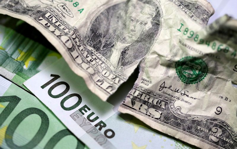 &copy; Reuters. Ilustración de billetes de dólar estadounidense y de euro