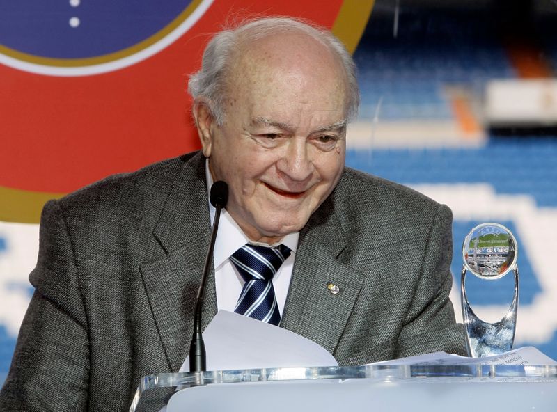 &copy; Reuters. Lenda do Real Madrid Alfredo Di Stefano discursa ao receber homenagem no estádio Santiago Bernabeu, em Madri
17/02/2008 REUTERS/Andrea Comas