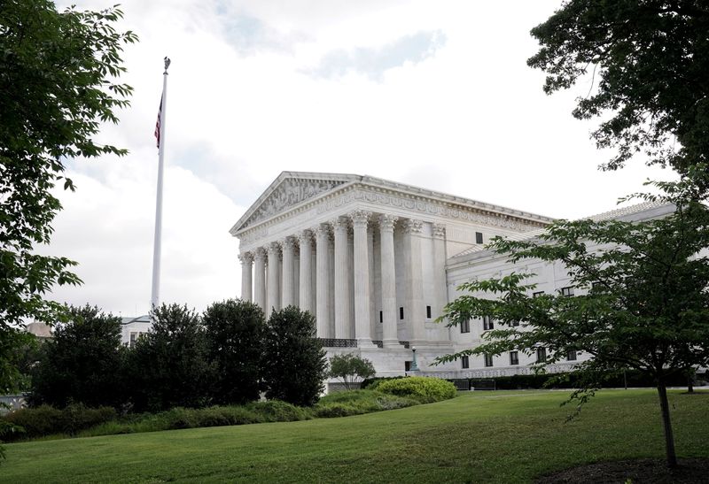 &copy; Reuters. FILE PHOTO: A general view of the U.S. Supreme Court building in Washington, D.C., U.S. June 25, 2021. REUTERS/Ken Cedeno