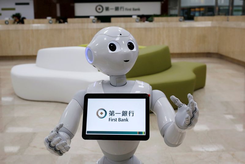 © Reuters. FILE PHOTO: SoftBank's robot 'Pepper', is seen at First Bank branch as a concierge to welcome customers in Taipei, Taiwan October 6, 2016. REUTERS/Tyrone Siu/File Photo