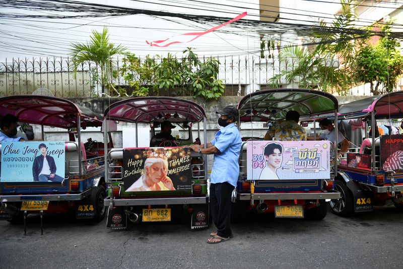 &copy; Reuters. Motorista de tuk-tuk aguarda por clientes, em meio a veículos decorados com banners de astros tailandeses e sul-coranos
 12/5/2021 REUTERS/Chalinee Thirasupa