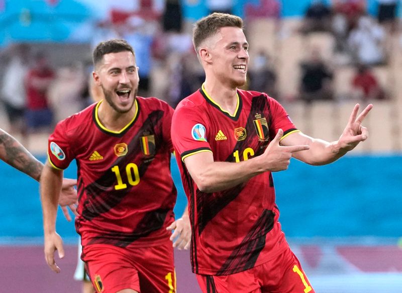 &copy; Reuters. Thorgan Hazard comemora gol com o irmão, Eden Hazard, em vitória da Bélgica sobre Portugal
27/06/2021
Pool via REUTERS/Thanassis Stavrakis