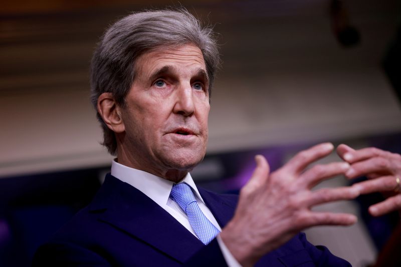 &copy; Reuters. Foto de archivo ilustrativa del enviado especial para el clima de EEUU, John Kerry, e la Casa Blanca. 
Abril 22, 2021. REUTERS/Tom Brenner/
