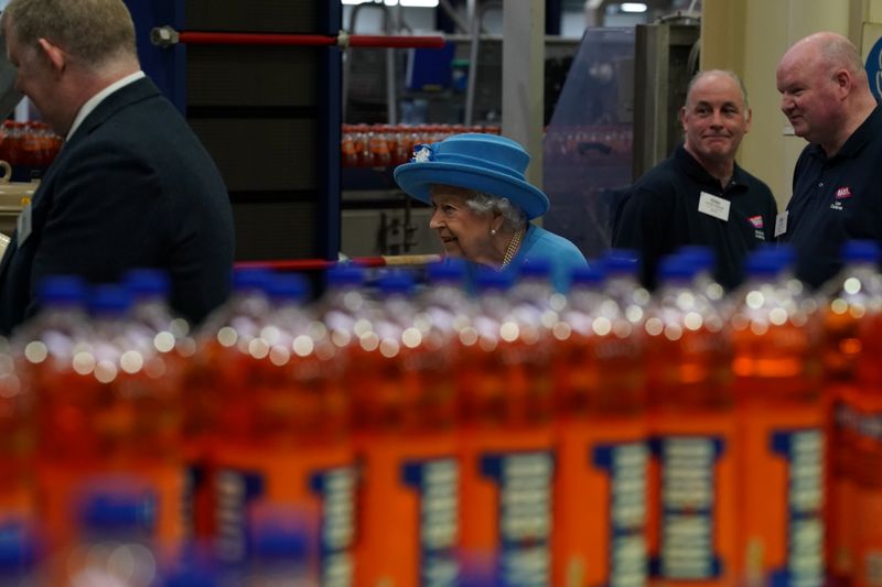 &copy; Reuters. Foto del lunes de la reina Isabel visitando la fábrica de AG Barr en Cumbernauld, Escocia. 
Jun 28, 2021. Andrew Milligan/Pool via REUTERS