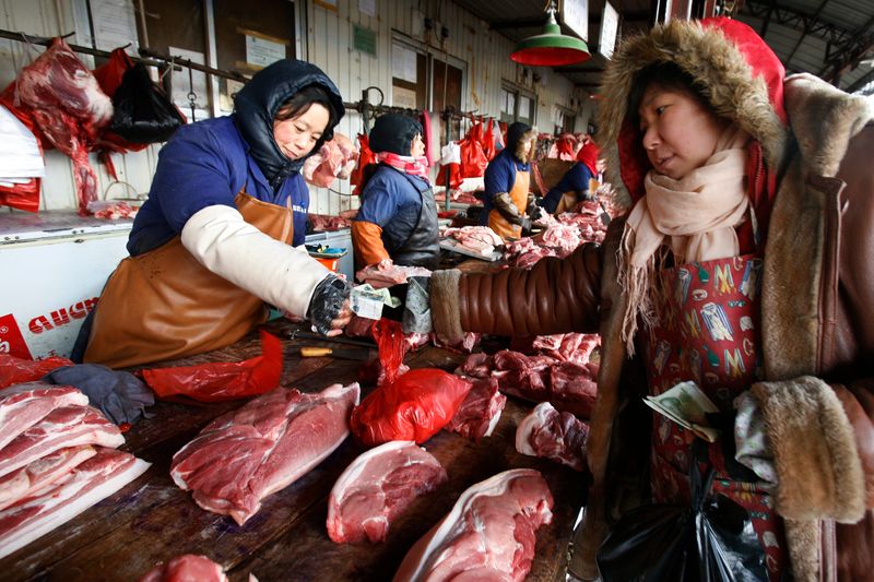 © Reuters. Consumidora comprando carne suína em mercado em Pequim, na China. 
08/01/2008 
REUTERS/Claro Cortes IV 