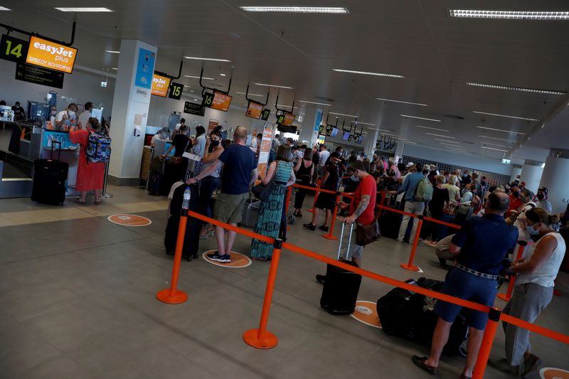 &copy; Reuters. FILE PHOTO: People wait in queues at Faro airport amid the coronavirus disease (COVID-19) pandemic, in Faro, Portugal, June 6, 2021. REUTERS/Pedro Nunes/File Photo