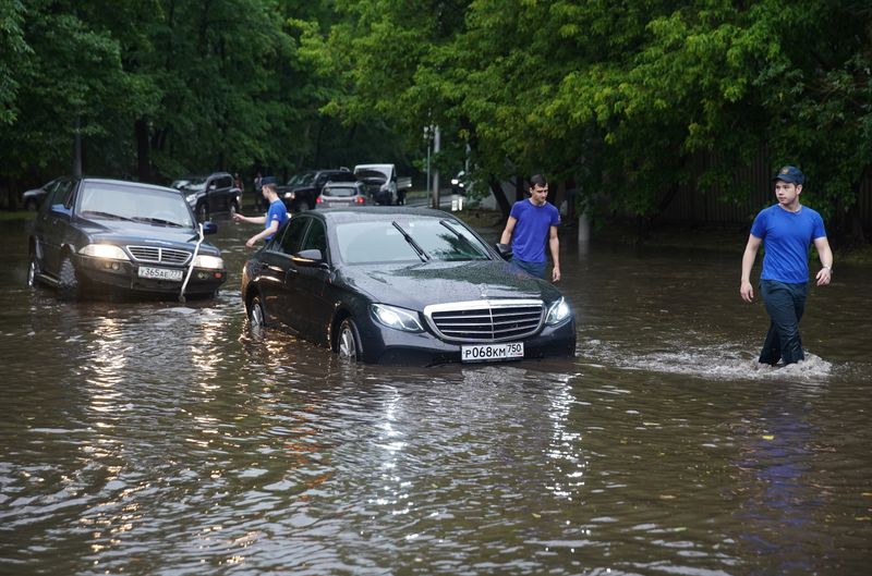 &copy; Reuters. سيارات علقت وسط مياه الأمطار الغزيرة في موسكو يوم الاثنين. تصوير: تاتيانا ماكاييفا - رويترز.