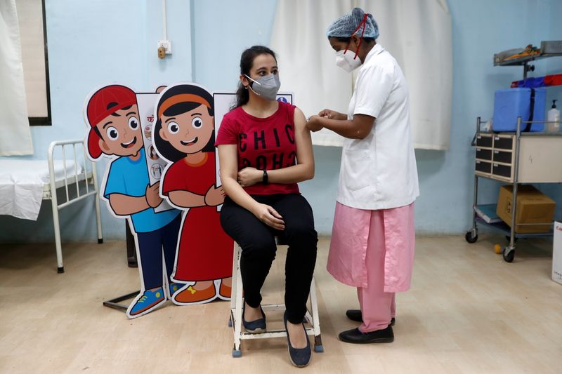 &copy; Reuters. امرأة تحصل على تطعيم ضد كوفيد-19 في مومباي في صورة بتاريخ أول مايو ايار 2021. تصوير: فرانسيس ماسكارينهاس - رويترز.