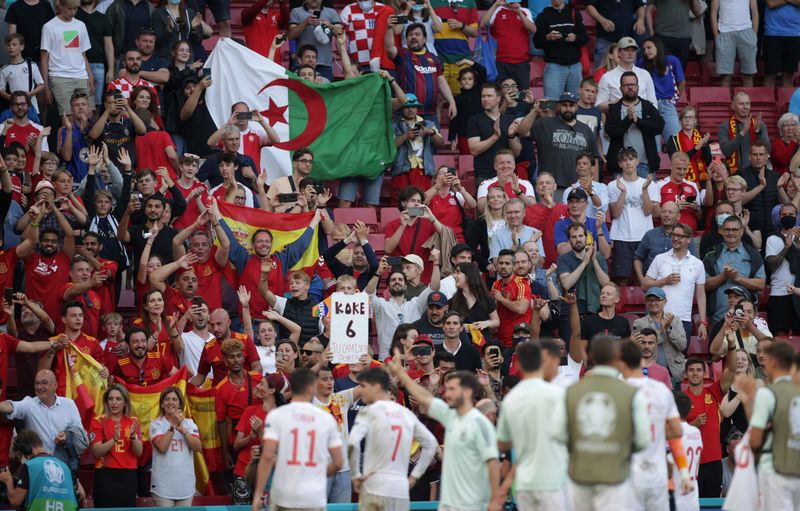 © Reuters. لاعبو اسبانيا يحتفلون عقب مباراة كرواتيا في بطولة أوروبا لكرة القدم في كوبنهاجن يوم الاثنين. صورة لرويترز من ممثل لوكالات الأنباء.