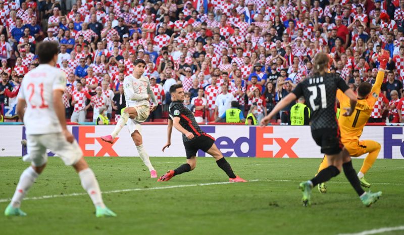 &copy; Reuters. Jun 28, 2021 
Foto del lunes del delantero de España Alvaro Morata marcando el cuarto gol ante Croacia. 
Pool via REUTERS/Stuart Franklin