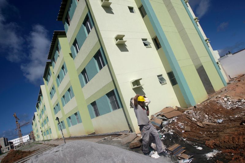 © Reuters. Construção de moradias populares em Olinda (PE) 
07/05/2010
REUTERS/Bruno Domingos 