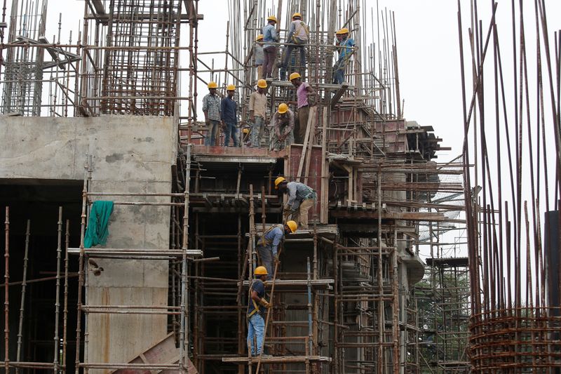 &copy; Reuters. FILE PHOTO: Workers erect scaffolding at a construction site of a metro rail station in Kolkata, India, July 5, 2019. REUTERS/Rupak De Chowdhuri