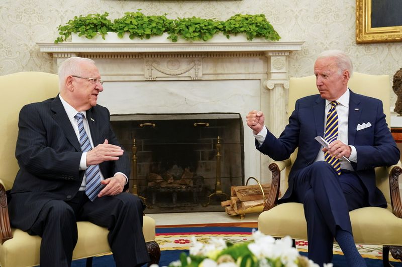 &copy; Reuters. الرئيس الأمريكي جو بايدن (الى اليمين) في اجتماع مع نظيره الإسرائيلي ريئوفين ريفلين في واشنطن يوم الاثنين. تصوير: كيفن لامارك - رويترز. 