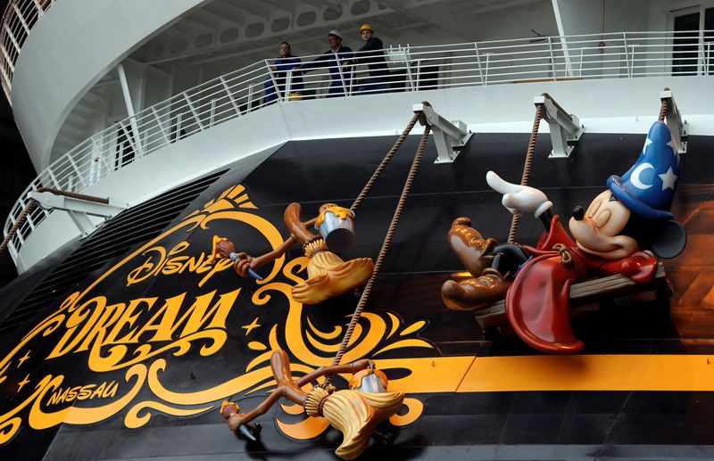 © Reuters. FILE PHOTO: Workers stand on the deck of  the newly built cruise ship 