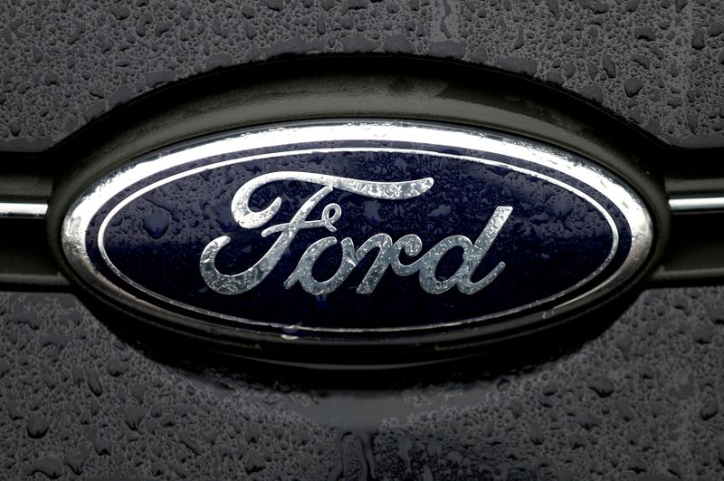 &copy; Reuters. FOTO DE ARCHIVO: El logotipo de Ford aparece en la planta de Ford Motor Co en Genk, Bélgica. 17 de diciembre de 2014. REUTERS/Francois Lenoir