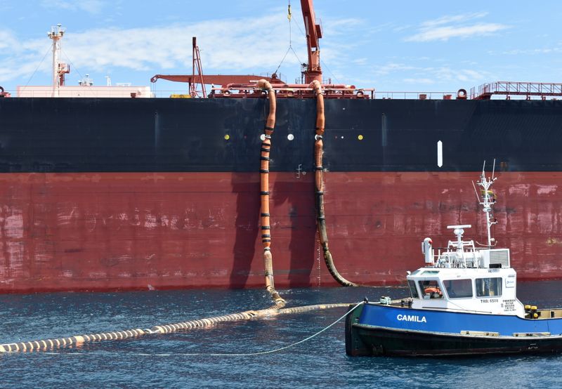 © Reuters. Panama-flagged crude carrier Gem No 2 is being loaded with Ecuadorean crude, at sea near Esmeraldas, Ecuador June 28, 2021. REUTERS/Tito Correa 